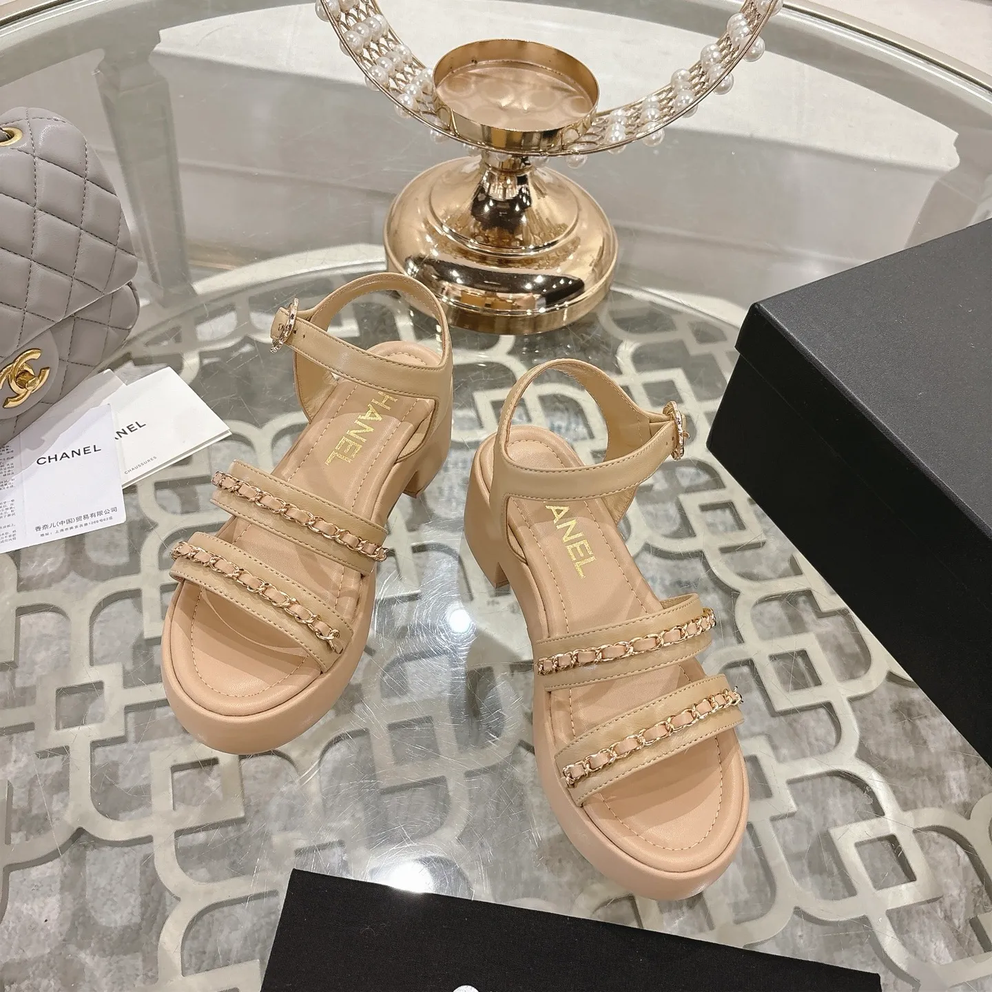 👟👟Ex-factory price 560👟👟Chanel Xiaoxiang 2025ss spring and summer latest catwalk fashion chain decoration top quality! Accurate to 1:1, light luxury without tiring the feet, the upper foot can be matched with spring and summer clothes at will, highlighting texture and taste, simple yet luxurious appearance, even if it is just a pair of sandals, it is definitely a must-have pair in the summer shoe cabinet. Upper: imported lambskin. Lining: imported sheepskin lining. Outsole: original customized outsole. Size: 35-40 (40.41.42 custom-made, non-returnable)
